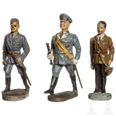 Drei Elastolin-Figuren - Göring mit Porzellankopf, Goebbels stehend grüßend und ein Offizier der Luftwaffe im Marsch - photo 1