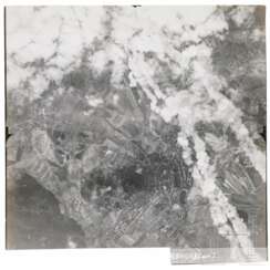 Sechs Luftaufnahmen von US-Luftangriffen auf die Heeresversuchsanstalt Peenemünde vom 4.8.44 sowie zwei auf Brüx