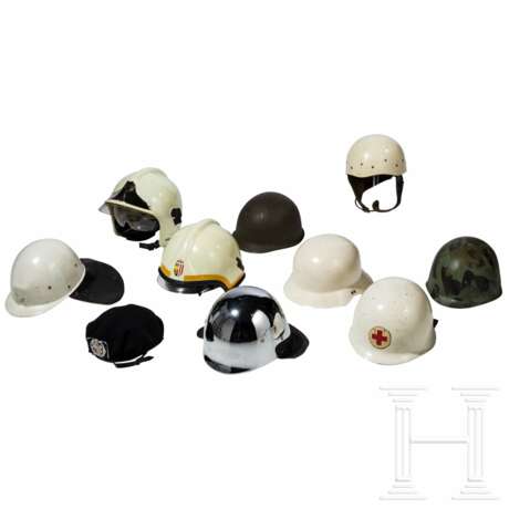 Zehn Helme, meist Feuerwehr/Zivilschutz, 1950er - 1990er Jahre - Foto 1