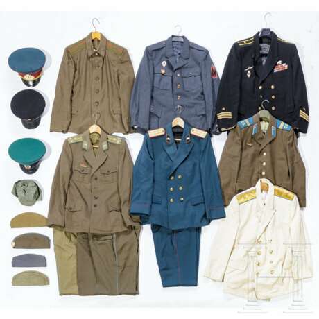 Sammlung acht Mützen und sieben Uniformen, Ostblock, meist Sowjetunion, 2. Hälfte 20. Jhdt. - photo 1