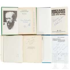 Vier Bücher mit handschriftlichen Unterschriften von Yuri Gagarin, Mickail Gorbatschev und Aleksandr Solzhenitsyn, Sowjetunion/Russland, zwischen 1963 - 1999