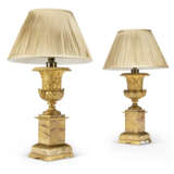 A PAIR OF RESTAURATION ORMOLU AND SIENA MARBLE URN TABLE LAMPS - Foto 3