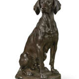 A PAIR OF PATINATED BRONZE MODELS OF SEATED HOUNDS - Foto 2