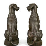 A PAIR OF PATINATED BRONZE MODELS OF SEATED HOUNDS - Foto 4