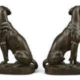 A PAIR OF PATINATED BRONZE MODELS OF SEATED HOUNDS - Foto 5