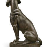 A PAIR OF PATINATED BRONZE MODELS OF SEATED HOUNDS - Foto 6