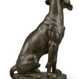 A PAIR OF PATINATED BRONZE MODELS OF SEATED HOUNDS - Foto 7