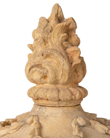 A PAIR OF `ARTIFICIAL STONE` GARDEN URNS - фото 3