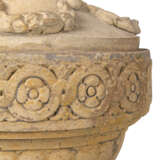 A PAIR OF `ARTIFICIAL STONE` GARDEN URNS - фото 4