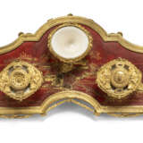 A LOUIS XVI ORMOLU AND BLANC-DE-CHINE PORCELAIN-MOUNTED RED LACQUER ENCRIER - фото 2