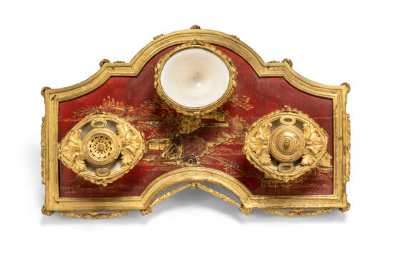 A LOUIS XVI ORMOLU AND BLANC-DE-CHINE PORCELAIN-MOUNTED RED LACQUER ENCRIER - фото 2