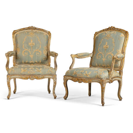 A PAIR OF LATE LOUIS XV GREY-PAINTED AND PARCEL-GILT FAUTEUILS A LA REINE - фото 1