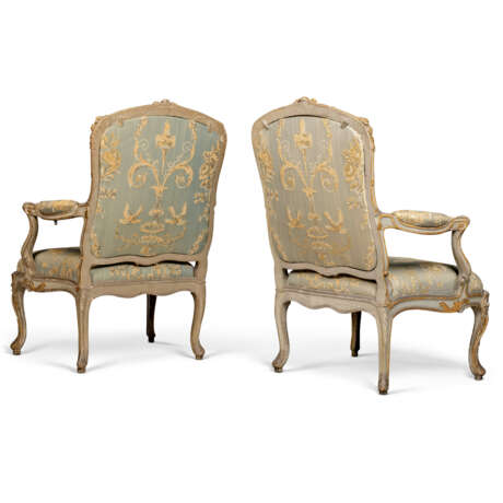 A PAIR OF LATE LOUIS XV GREY-PAINTED AND PARCEL-GILT FAUTEUILS A LA REINE - фото 3