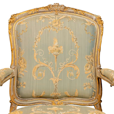 A PAIR OF LATE LOUIS XV GREY-PAINTED AND PARCEL-GILT FAUTEUILS A LA REINE - фото 5