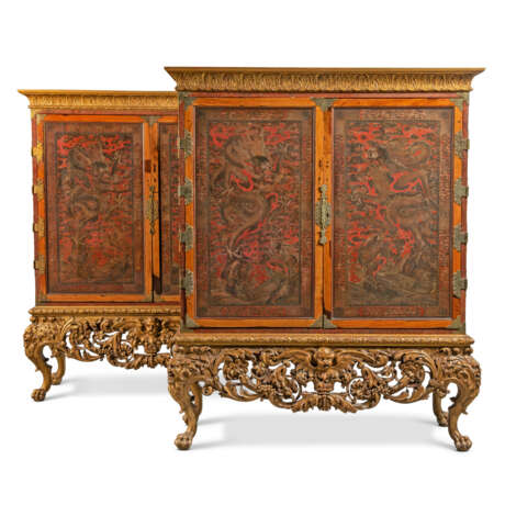 A PAIR OF ENGLISH PADOUK, CHINESE RED LACQUER AND JAPANNED CABINETS ON GILTWOOD STANDS - фото 1