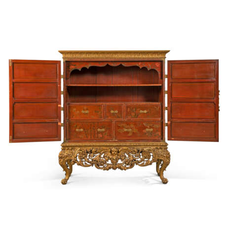 A PAIR OF ENGLISH PADOUK, CHINESE RED LACQUER AND JAPANNED CABINETS ON GILTWOOD STANDS - Foto 4