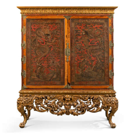 A PAIR OF ENGLISH PADOUK, CHINESE RED LACQUER AND JAPANNED CABINETS ON GILTWOOD STANDS - фото 5