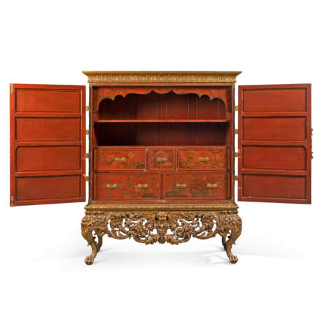 A PAIR OF ENGLISH PADOUK, CHINESE RED LACQUER AND JAPANNED CABINETS ON GILTWOOD STANDS - Foto 6