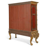 A PAIR OF ENGLISH PADOUK, CHINESE RED LACQUER AND JAPANNED CABINETS ON GILTWOOD STANDS - Foto 7