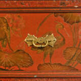 A PAIR OF ENGLISH PADOUK, CHINESE RED LACQUER AND JAPANNED CABINETS ON GILTWOOD STANDS - Foto 10