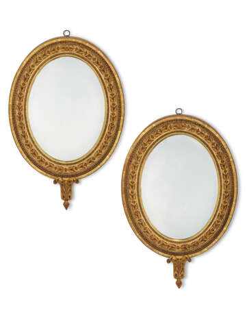 A PAIR OF ENGLISH GILTWOOD AND COMPOSITION OVAL MIRRORS - фото 1