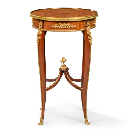 A LOUIS XV-STYLE ORMOLU-MOUNTED MAHOGANY AND KINGWOOD PARQUETRY GUERIDON - Foto 1
