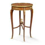 A LOUIS XV-STYLE ORMOLU-MOUNTED MAHOGANY AND KINGWOOD PARQUETRY GUERIDON - Foto 2