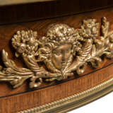 A LOUIS XV-STYLE ORMOLU-MOUNTED MAHOGANY AND KINGWOOD PARQUETRY GUERIDON - Foto 5