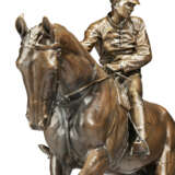 A FRENCH PATINATED-BRONZE GROUP, ENTITLED `LE GRAND JOCKEY` - фото 2