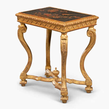 A NORTH EUROPEAN GILTWOOD AND CHINESE LACQUER SMALL CENTRE TABLE - Foto 2