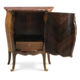 A LOUIS XV-STYLE ORMOLU-MOUNTED KINGWOOD, PARQUETRY AND VERNIS MARTIN MEUBLE D`APPUI - Foto 5