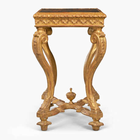 A NORTH EUROPEAN GILTWOOD AND CHINESE LACQUER SMALL CENTRE TABLE - Foto 3