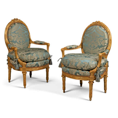 A PAIR OF LOUIS XVI-STYLE GILTWOOD FAUTEUILS - фото 2
