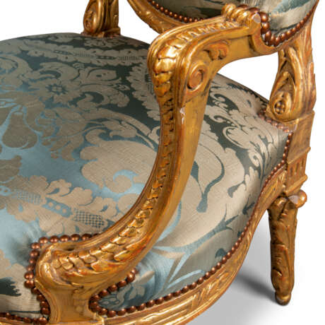 A PAIR OF LOUIS XVI-STYLE GILTWOOD FAUTEUILS - фото 7