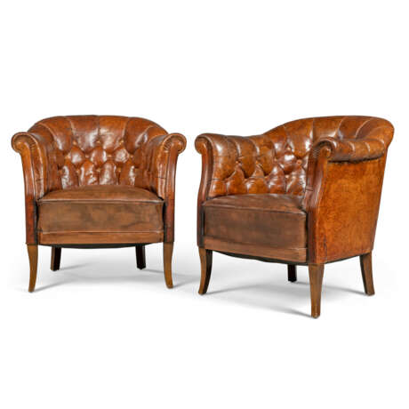 A PAIR OF BUTTONED-LEATHER AND OAK EASY ARMCHAIRS - photo 1