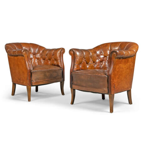 A PAIR OF BUTTONED-LEATHER AND OAK EASY ARMCHAIRS - фото 2