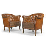 A PAIR OF BUTTONED-LEATHER AND OAK EASY ARMCHAIRS - фото 2