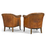 A PAIR OF BUTTONED-LEATHER AND OAK EASY ARMCHAIRS - фото 3