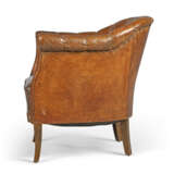 A PAIR OF BUTTONED-LEATHER AND OAK EASY ARMCHAIRS - фото 4