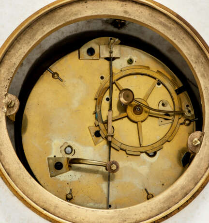 A LOUIS XVI BISCUIT PORCELAIN AND ORMOLU STRIKING MANTEL CLOCK - Foto 6