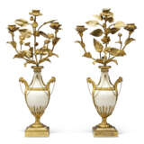 A PAIR OF LATE LOUIS XVI ORMOLU AND WHITE MARBLE THREE-BRANCH CANDELABRA - Foto 2