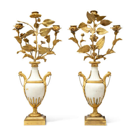 A PAIR OF LATE LOUIS XVI ORMOLU AND WHITE MARBLE THREE-BRANCH CANDELABRA - Foto 3