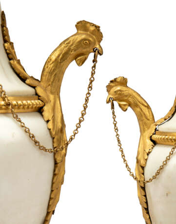 A PAIR OF LATE LOUIS XVI ORMOLU AND WHITE MARBLE THREE-BRANCH CANDELABRA - Foto 5