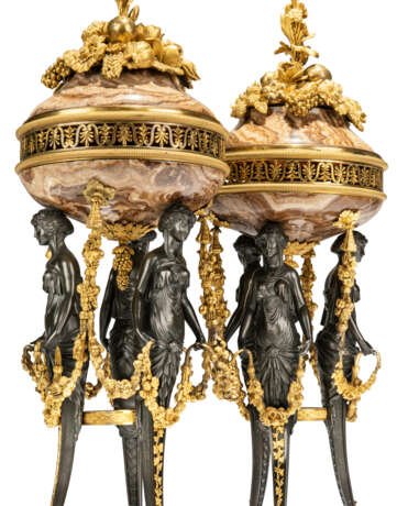A PAIR OF LOUIS XVI ORMOLU-MOUNTED, PATINATED-BRONZE AND ALABASTRO FIORITO BRULE-PARFUMS - Foto 4