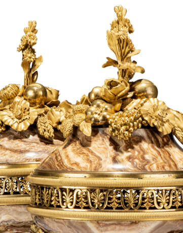A PAIR OF LOUIS XVI ORMOLU-MOUNTED, PATINATED-BRONZE AND ALABASTRO FIORITO BRULE-PARFUMS - Foto 5