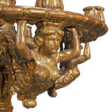 A ITALIAN CARVED GILTWOOD EIGHT-LIGHT TORCHERE - Foto 5