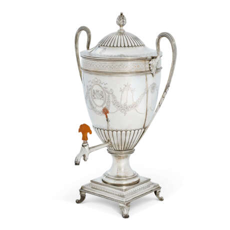 A GEORGE III SILVER TWO-HANDLED TEA-URN AND COVER - Foto 2