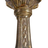 A PAIR OF ITALIAN `MECCA` (GILT-VARNISHED SILVERED) AND PARCEL-GILT TORCHERES - Foto 3