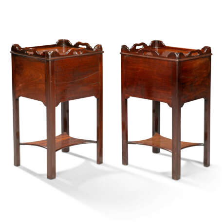 A MATCHED PAIR OF MAHOGANY BEDSIDE CUPBOARDS - photo 3