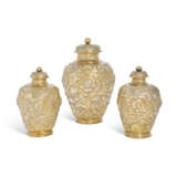 A SET OF THREE CHARLES II SILVER-GILT FURNISHING VASES AND COVERS - Foto 1